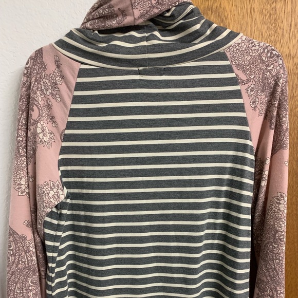 12pm size M/L cowl neck with thumbholes - Picture 2 of 2